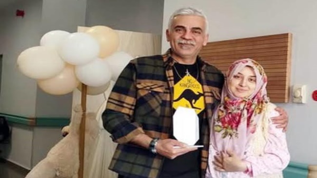 DOKTOR İKİZLERİ KURTARDI, GENÇ  ANNE PLAKETLE TEŞEKKÜR ETTİ