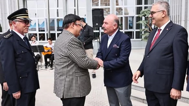 PROTOKOL VE HALK BAYRAMLAŞTI