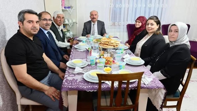 VALİ ŞEHİT AİLESİNİN SOFRASINA MİSAFİR OLDU