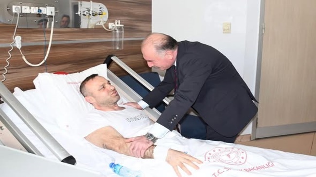 VALİ ÇALGAN’DAN KAZA YAPAN  PERSONELE GEÇMİŞ OLSUN ZİYARETİ