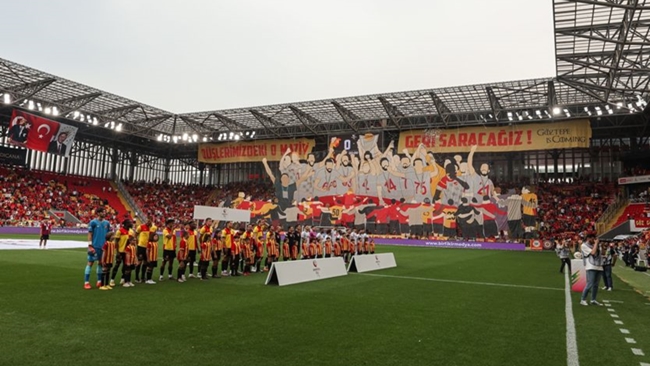 GÃ–ZTEPE, Ã‡ORUM FK MAÃ‡IYLA  TARAFTARINA KAVUÅžUYOR