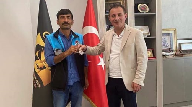 ÇALIŞKAN PERSONELİNİ  ALTINLA ÖDÜLLENDİRDİ