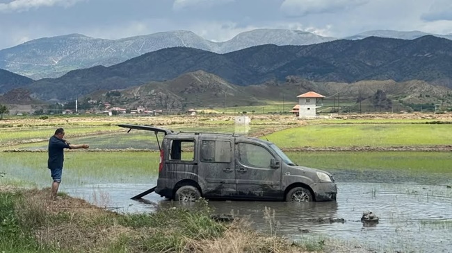 YOLDAN ÇIKAN ARAÇ ÇELTİK TARLASINA UÇTU