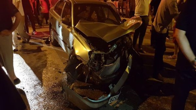 KAZA YAPAN ARAÃ‡TA SIKIÅžAN  SÃœRÃœCÃœYÃœ Ä°TFAÄ°YE KURTARDI