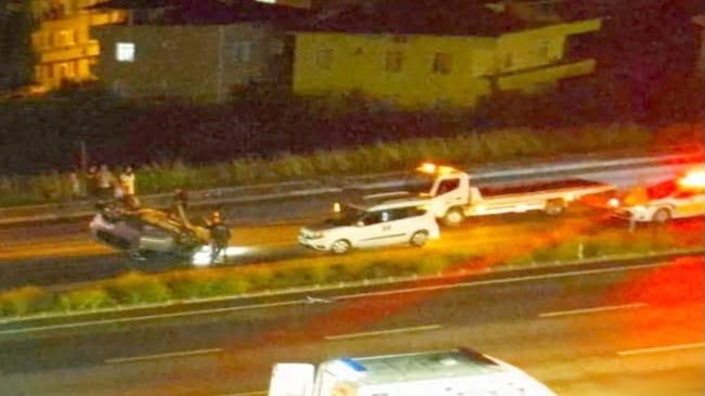 İKİ OTOMOBİL ÇARPIŞTI: YARALILAR HASTANEYE KALDIRILDI