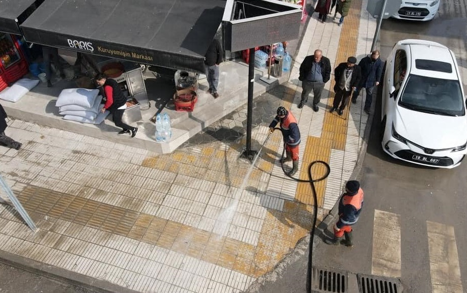 BELEDÄ°YE, CADDE VE  SOKAKLARI TEMÄ°ZLÄ°YOR