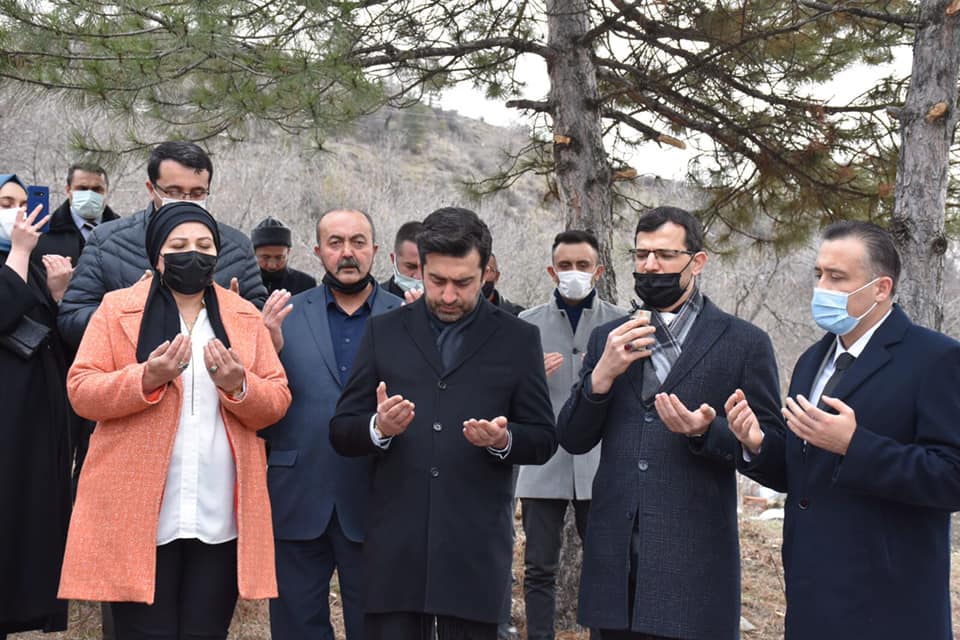 FATÄ°H SARAÃ‡OÄžLU KABRÄ° BAÅžINDA ANILDI