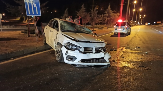 KAVÅžAKTA Ä°KÄ° OTOMOBÄ°L Ã‡ARPIÅžTI