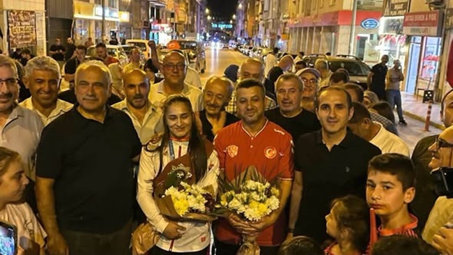 DÜNYA ŞAMPİYONU ÖZDENUR’A  İSKİLİP'TE COŞKULU KARŞILAMA