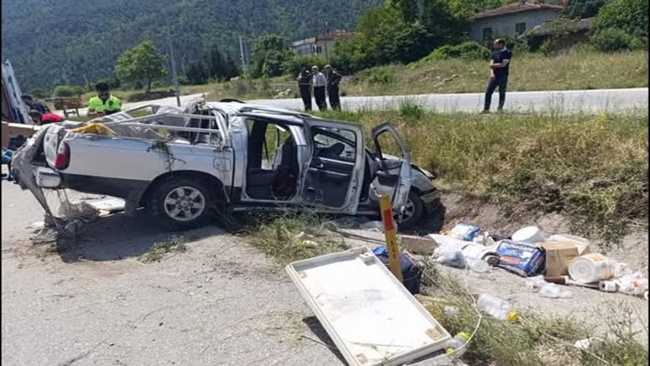 PİKAP TAKLA ATTI, YARALILAR VAR