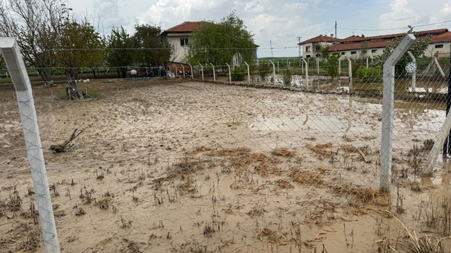 ANKARA YOLUNDAKİ KÖYLERDE  SERALARI VE ARAZİYİ SEL BASTI