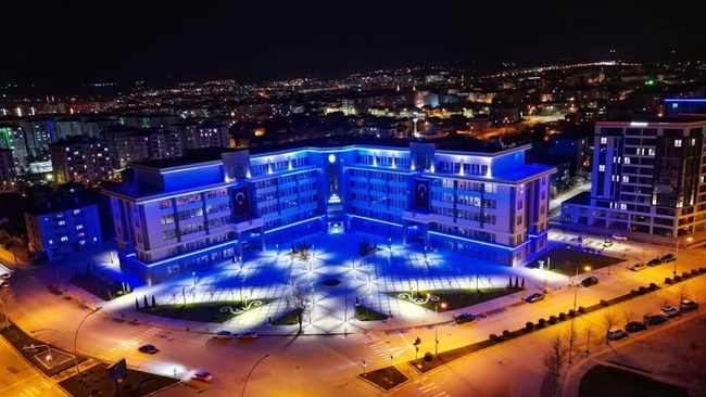 BELEDİYE BİNASI MAVİYE BÜRÜNDÜ