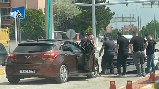 KAVŞAKTA DİKKATSİZLİK KAZAYA NEDEN OLDU