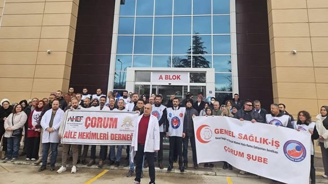 ÇORUM’DA AİLE HEKİMLERİ ÜCRET  KESINTİLERİNİ PROTESTO ETTİ