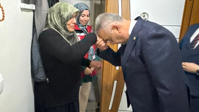 AHLATCI’DAN ŞEHİT ANNESİNE VEFA ZİYARETİ