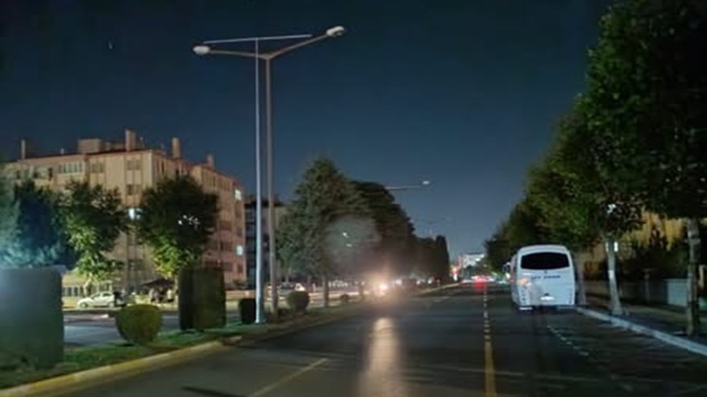 CADDE KARANLIĞA GÖMÜLDÜ,  VATANDAŞ TEPKİ GÖSTERDİ