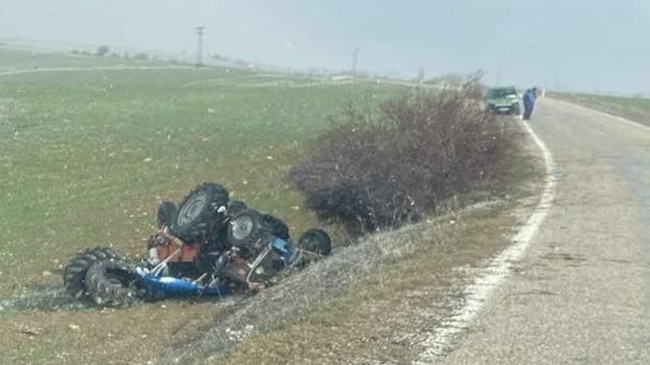 TRAKTÖR DEVRİLDİ, SÜRÜCÜSÜ YARALANDI