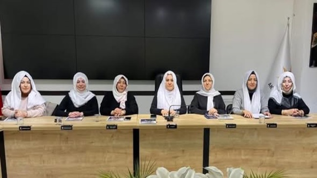 AK KADINLARDAN YÖRESEL KIYAFETLİ DESTEK